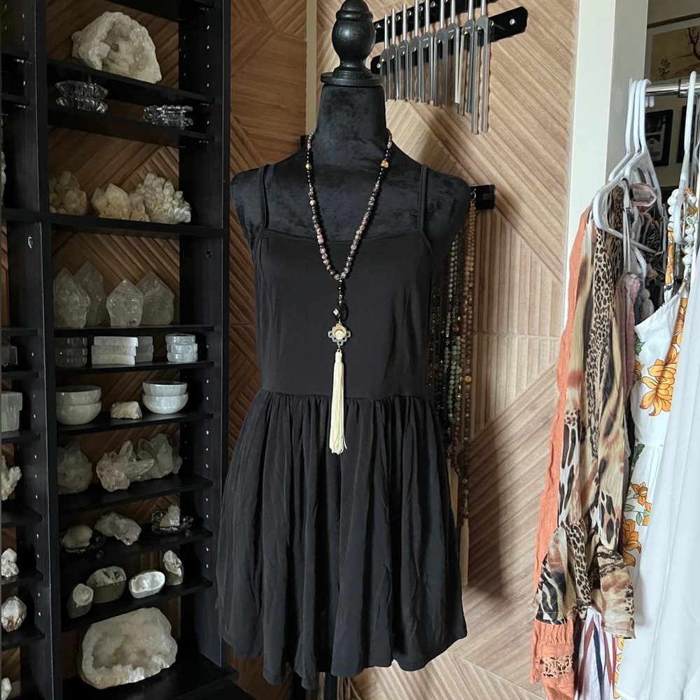 Black chic sleeveless flowy romper with pockets - new without tags. Forever 21